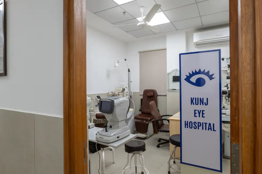 Eye testing room with an auto-refractometer